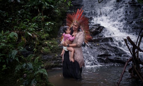 Gapé Gakran and daughter in the Ibirama-La Klãnõ Indigenous land in southern Brazil