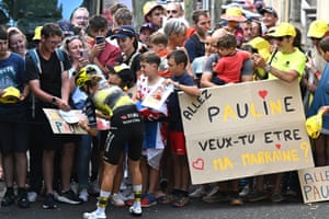 Pauline Ferrand-Prévot signs autographs for fans ahead of stage six
