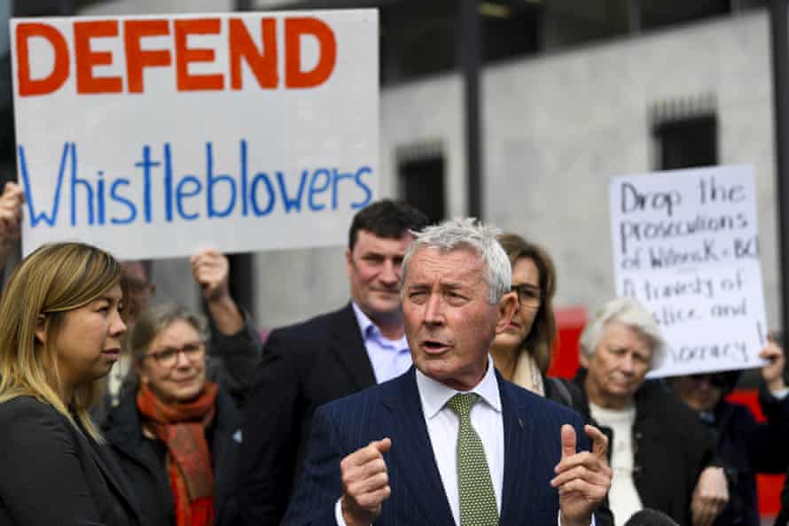 Bernard Collaery s'adresse à une manifestation publique