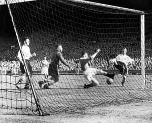Stanley Mortensen bundles the ball home from close range!
