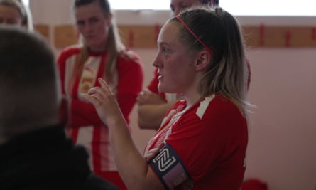 Amber Lawrence habla con el equipo de Stourbridge como capitana.
