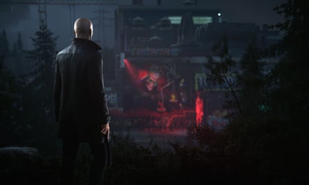 يستعد عميل Hitman 47 لمهمة في ملهى ليلي في Hitman 3.