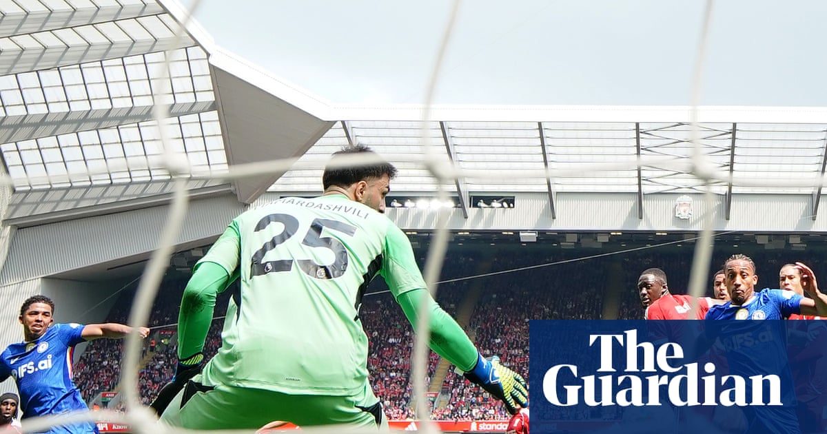 Fernández ends Chelsea’s run of defeats as lacklustre Liverpool are booed off