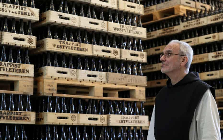 Monje trapense en medio de botellas de cerveza Westvleteren en la planta embotelladora de Westvleteren, Bélgica.