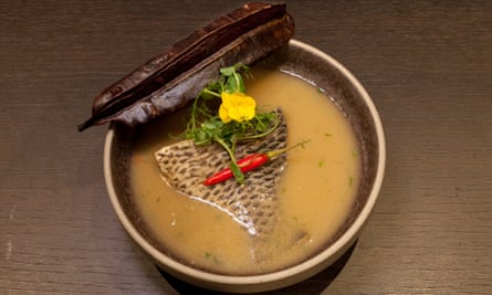 « Posé en travers du bol, comme s'il était heureusement échoué, est un croaker grillé » : soupe au poivre.