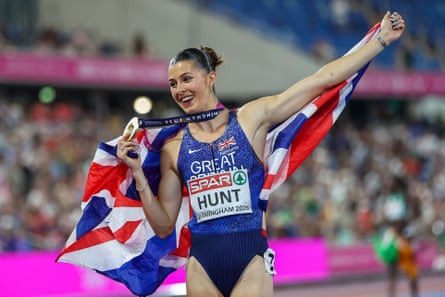 Amy Hunt celebrates her 200m gold in Birmingham