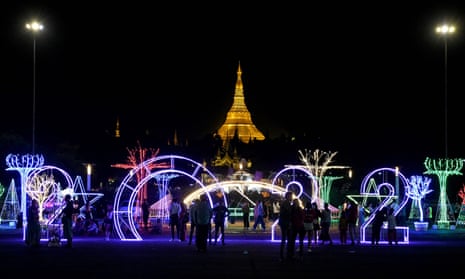 Las personas se reúnen para participar en las celebraciones de Año Nuevo en un parque público en Yangon, poco después de las 9 p.m. en el momento de la publicación.
