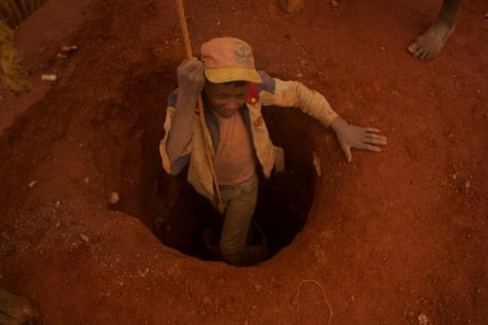 Tavita, 14, working at a mine near Ibity.