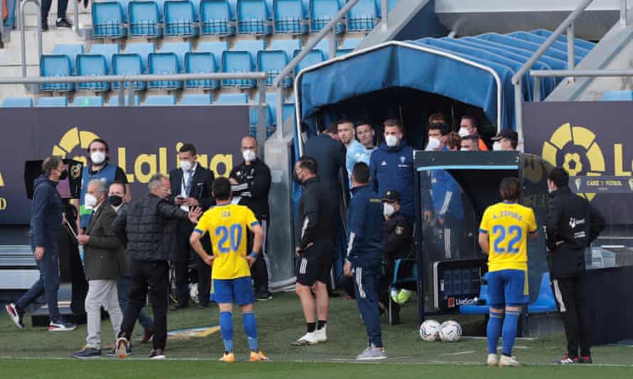 Les joueurs de Cadix attendent sur la ligne de touche après que Valence ait quitté le terrain dimanche.