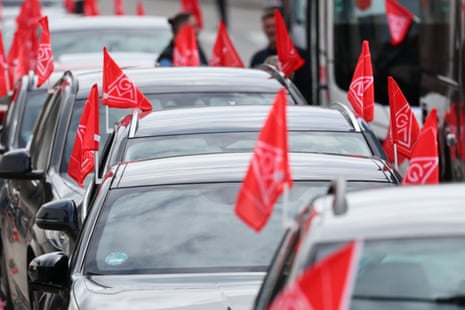Trabalhadores da BMW em um protesto de comboio de carros como parte do Dia de Ação do Sindicato IG Metall em Munique, em 21 de setembro de 2026.