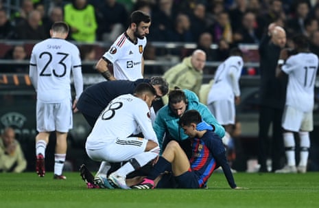 Barcelona 2-2 Manchester United: Europa League knockout round playoff, first leg – live reaction | Europa League 10 Pedri goes down injured.