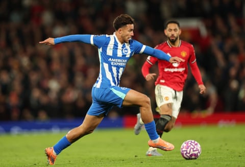 Premier League: 10 lucruri care trebuie să le ști în acest weekend. 3 Charalampos Kostoulas runs with the ball against Manchester United