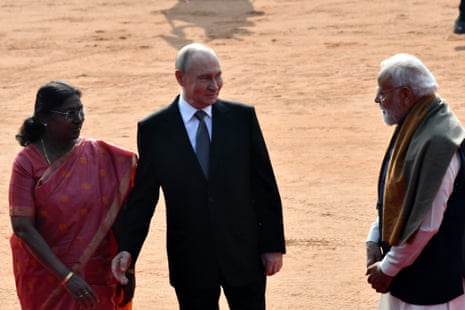 Russian President Vladimir Putin and Indian Prime Minister Narendra Modi (R) and Indian president Droupadi Murmu during a welcome ceremony at the Rashtrapati B hawan in New Delhi on 05 Dec. 2025.
