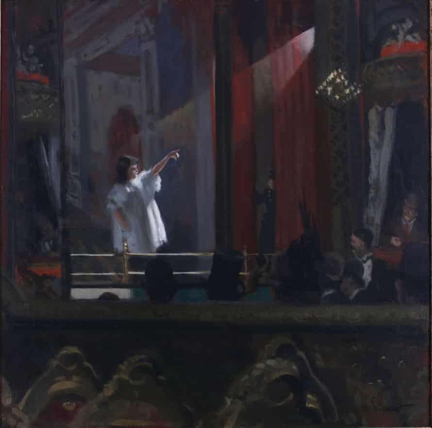 Pintura de una mujer joven vestida de blanco en el escenario, destacada brillantemente por un foco, apuntando hacia la galería tenuemente iluminada, vista desde la platea