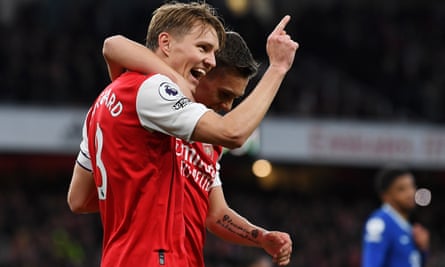 Martin Odegaard celebra con su compañero Leandro Trossard tras marcar su segundo gol con el Arsenal