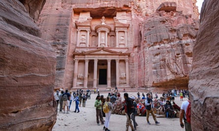 Visitantes cerca del Tesoro en Petra, Jordania.