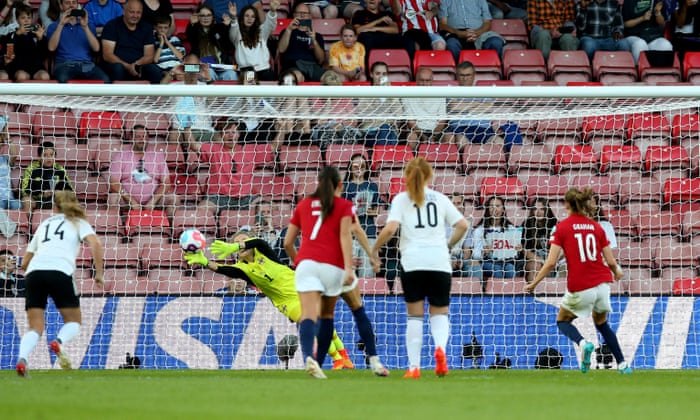 Caroline Graham Hansen (derecha) dispara desde el punto de penalti para el tercer gol de Noruega en el partido.