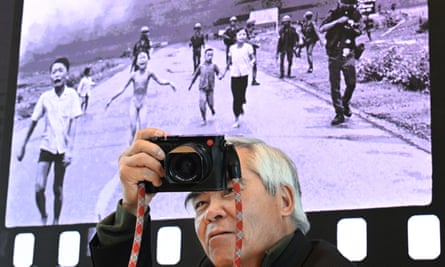 Nick Ut in front of his most famous photograph.