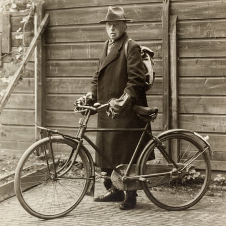 Black and white photo of Wilhelm Martin with a bicycle.