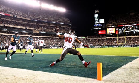 Tom Brady's two touchdowns lift Tampa Bay Bucs over Philadelphia Eagles, NFL