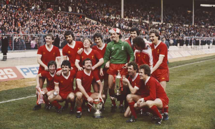El victorioso equipo de Liverpool posa después de su victoria por 3-1 sobre el Tottenham Hotspur para ganar la final de la Milk Cup de 1982 en el estadio de Wembley.