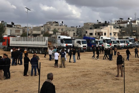 Esta imagen de noviembre de 2023 muestra un convoy de ayuda que transporta un hospital de campaña jordano estacionado a su llegada a Khan Younis.