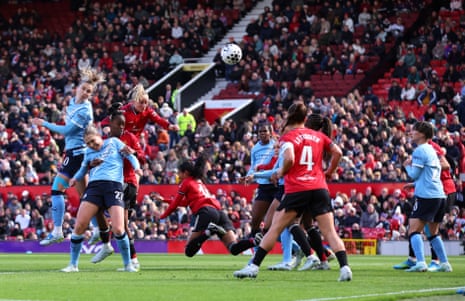 Vivianne Miedema scores a header