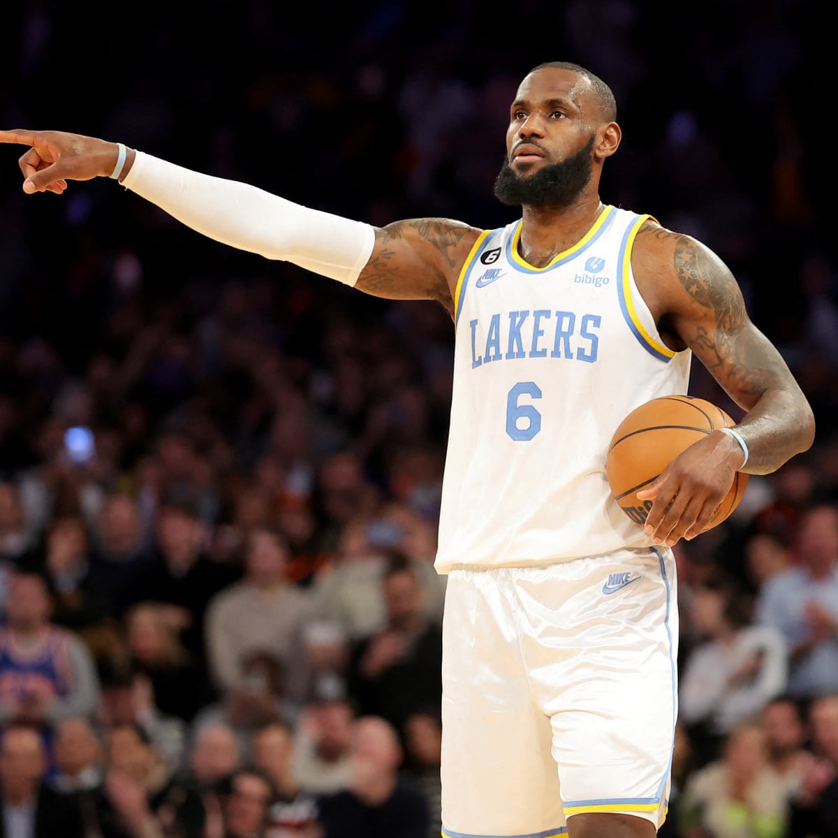 logik apologi pulsåre LeBron James moves to fourth on all-time assists list as scoring record  nears | LeBron James | The Guardian