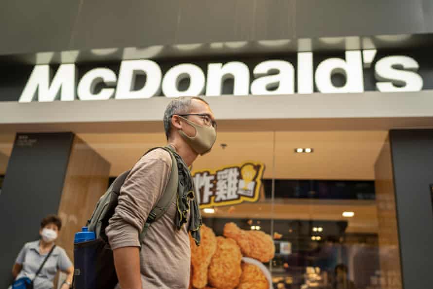 Norman Choi, exeditor del Apple Daily, pasa frente a un restaurante McDonald's en Hong Kong, el 1 de junio de 2022.