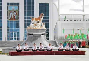 Ashgabat, Turcomenistão Músicos se apresentam durante as celebrações do Dia Nacional do Cão Pastor do Turcomenistão