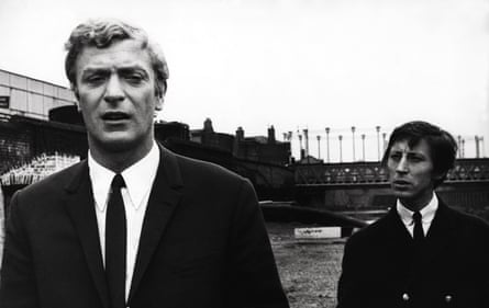 Melvin with Michael Caine in Alfie (1966 Director: Lewis Gilbert Paramount BRITAIN Scene Still Alfie, le dragueur