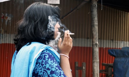 The Bangladeshi organisation Progga says that tobacco kills around 100,000 people a year