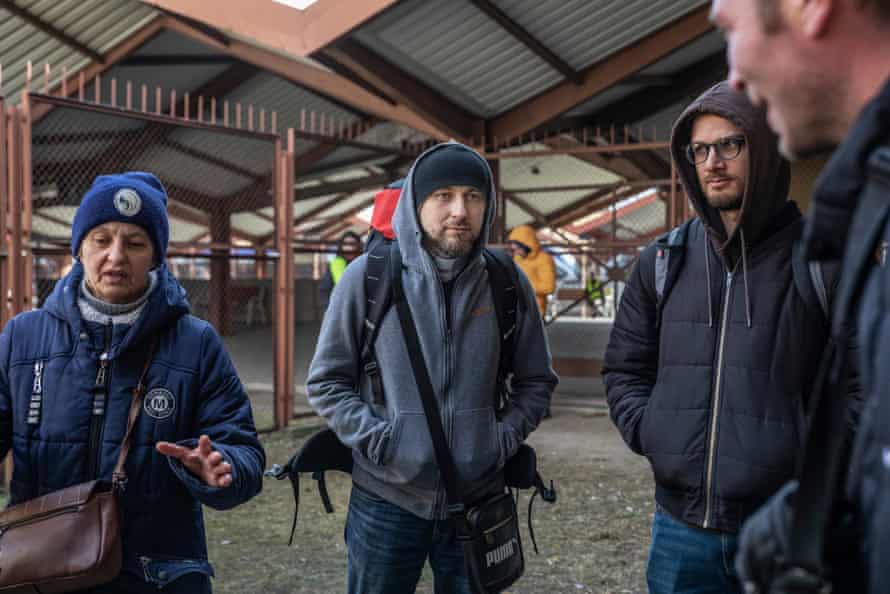 Igor, dominikański kochanek, stoi na peronie z innymi Ukraińcami