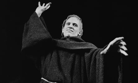 Hardiman dans le rôle de Mephistophilis dans Doctor Faustus au Royal Shakespeare theatre, Stratford-upon-Avon, en août 1968