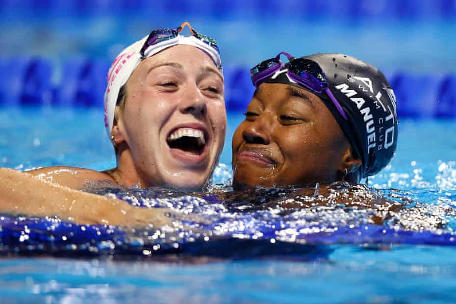 Abbey Weitzeil และ Simone Manuel