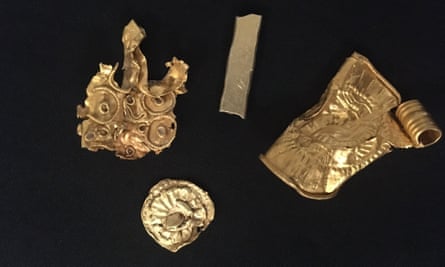 Gold bracteate, gold bar and two further artefacts thought to jewellery fragments