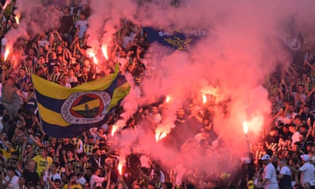 Người hâm mộ vẫy cờ và đốt pháo sáng trong bữa tiệc chào mừng chính thức của Jose Mourinho.