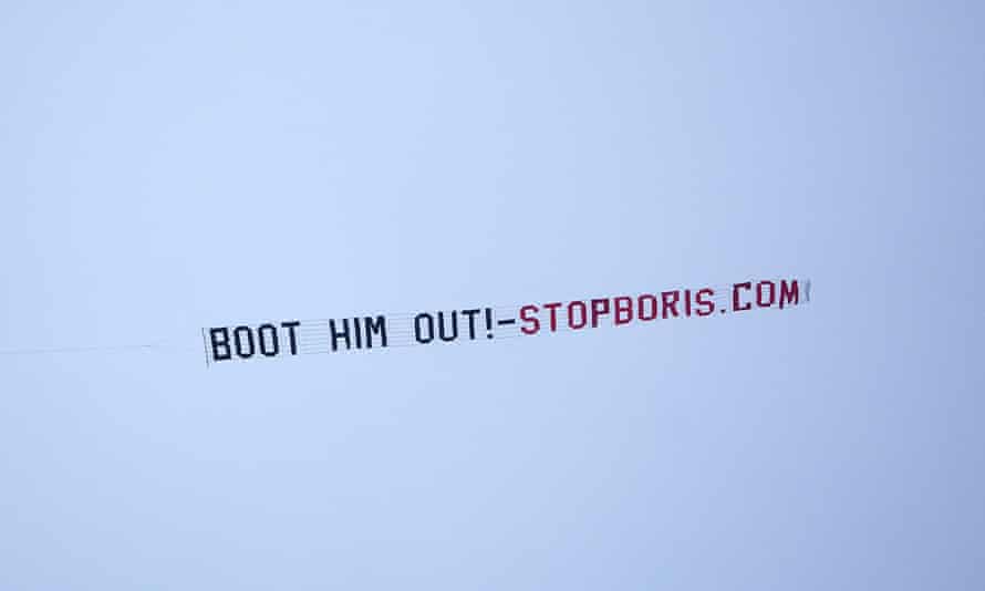 Un panneau protestant contre Boris Johnson survole le match de Premier League à Old Trafford, Manchester.