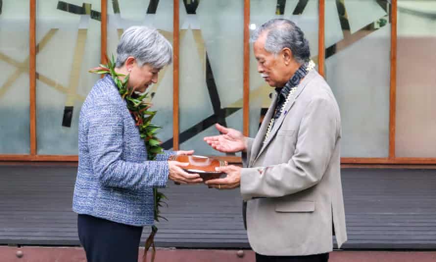 La ministre australienne des Affaires étrangères Penny Wong échange des cadeaux avec Henry Puna, secrétaire général du Forum des îles du Pacifique à Suva, Fidji.