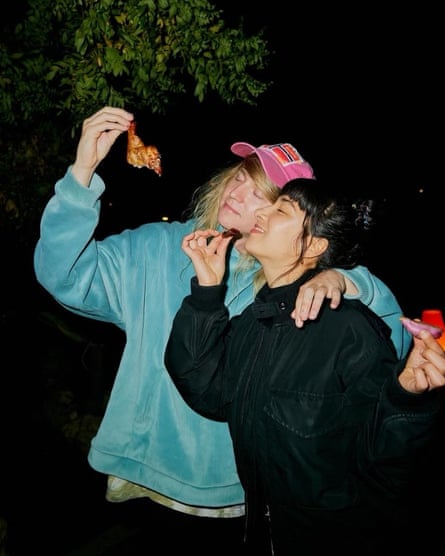Linda Marigliano dan Magnus memegang makanan ringan di luar pada malam hari