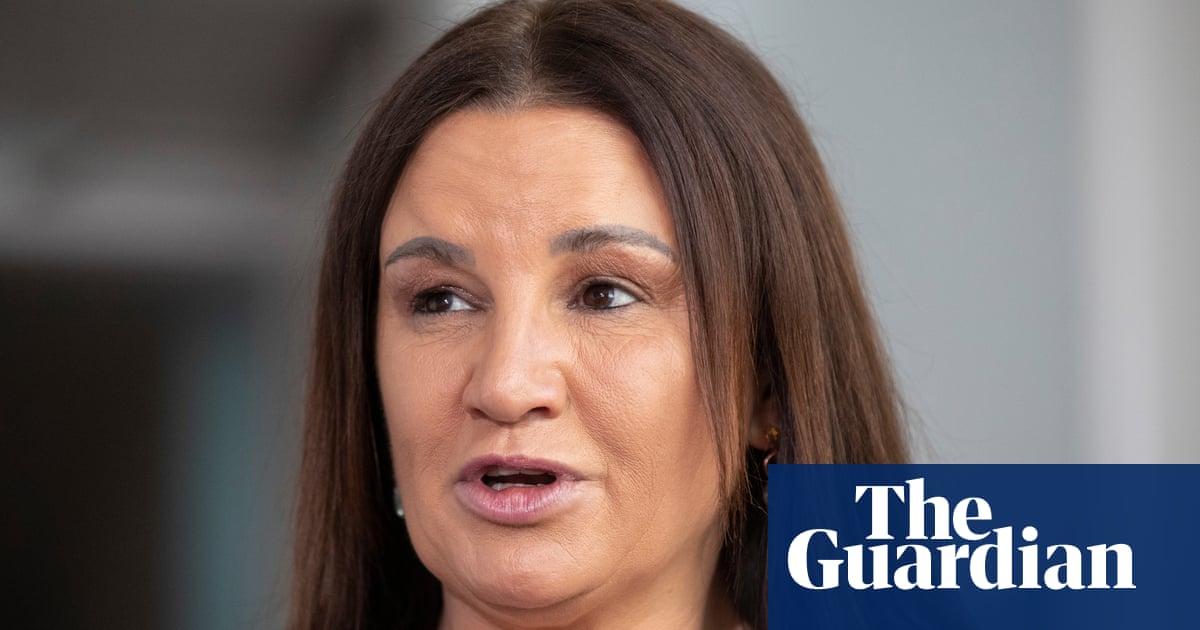 Ministers defend cut to crossbenchers’ advisers, despite fury of Jacqui Lambie and other independents
