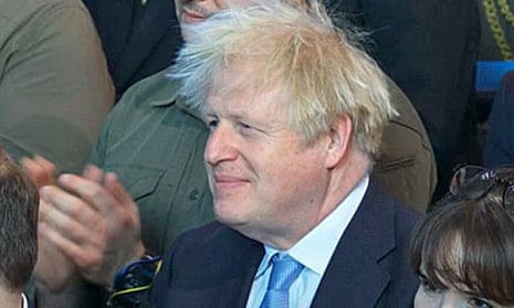 Boris Johnson escuchando el discurso del presidente Zelenskiy en Westminster Hall.
