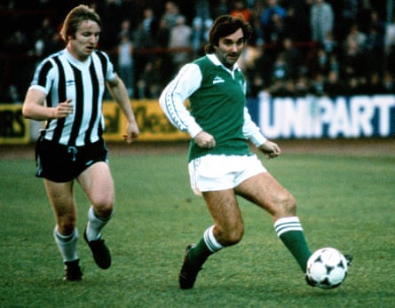 George Best in action for Hibernian in November 1979.