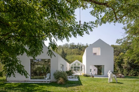 A glass passageway connects the private residence to the studio.