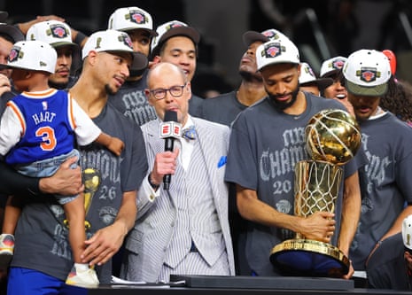 Ο Ernie Johnson του ESPN παίρνει συνεντεύξεις από τον Josh Hart (αριστερά) και τον Mikal Bridges (δεξιά) μετά την κατάκτηση του πρωταθλήματος των Knicks.