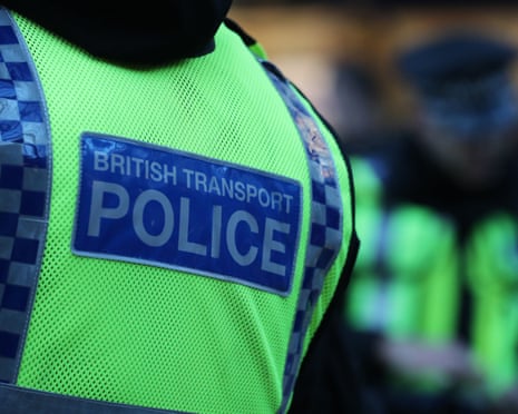 Escena del ataque al Puente de Londres 2017 con personal de emergencia