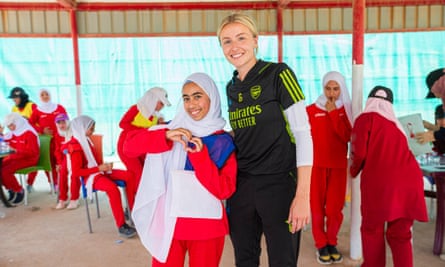 Leah Williamson with a girl at the Za’atari refugee camp in Jordan