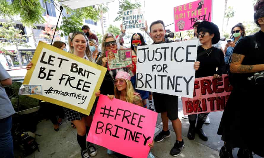 Les fans de Britney Spears se rassemblent lors d'un rassemblement pour protester contre la tutelle le 14 juillet.