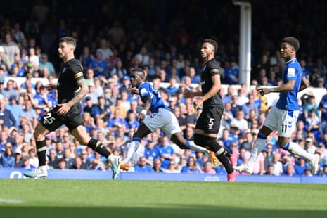 Idrissa Gueye goes close for Everton!