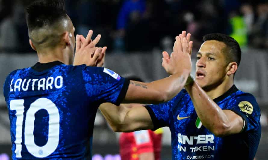 Lautaro Martínez and Alexis Sánchez celebrate at Spezia